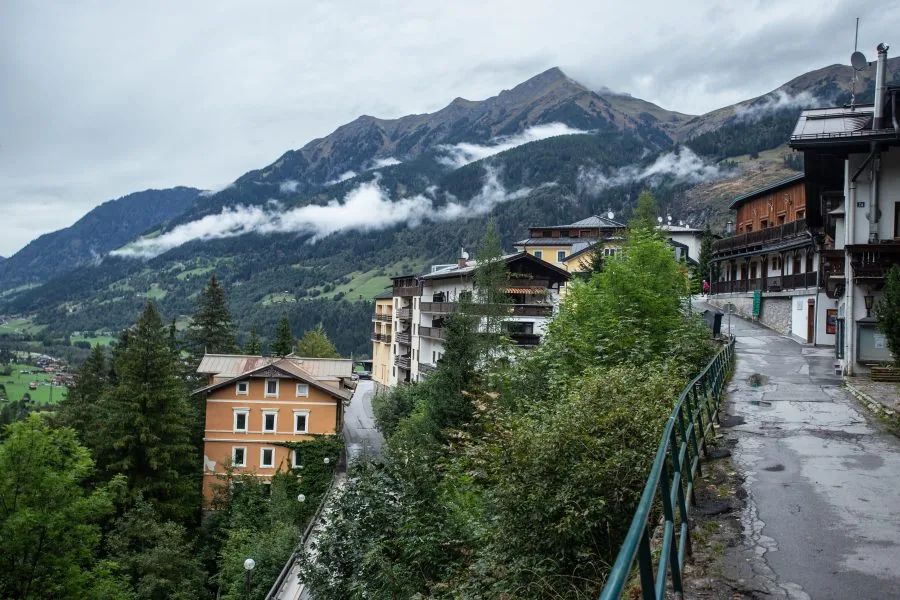 Bad Gastein a jeho rokle — město navršené podél soutěsky, kterou protéká vodopád.