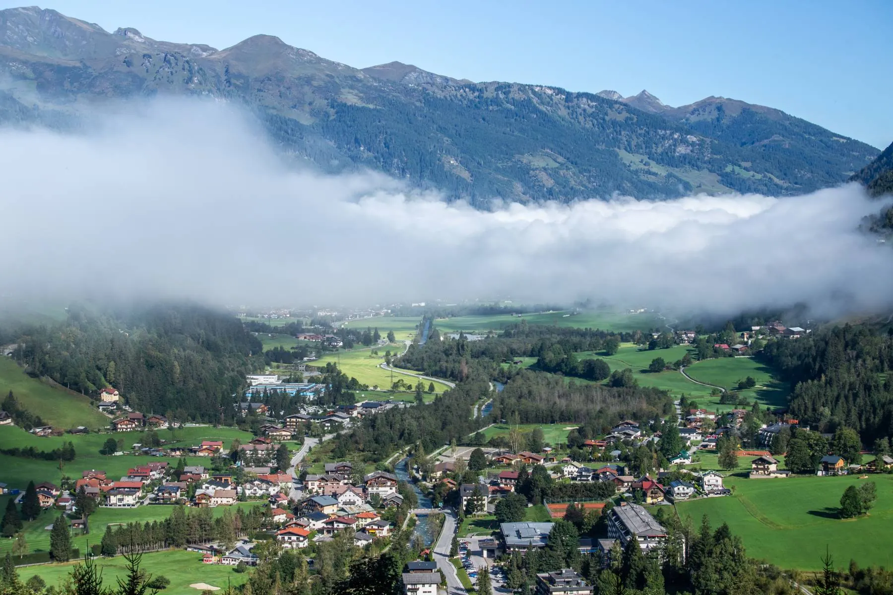 Lázeňské město Bad Gastein z dob belle époque navršené po zalesněné rokli, staré velkolepé hotely v patrech nad údolím.