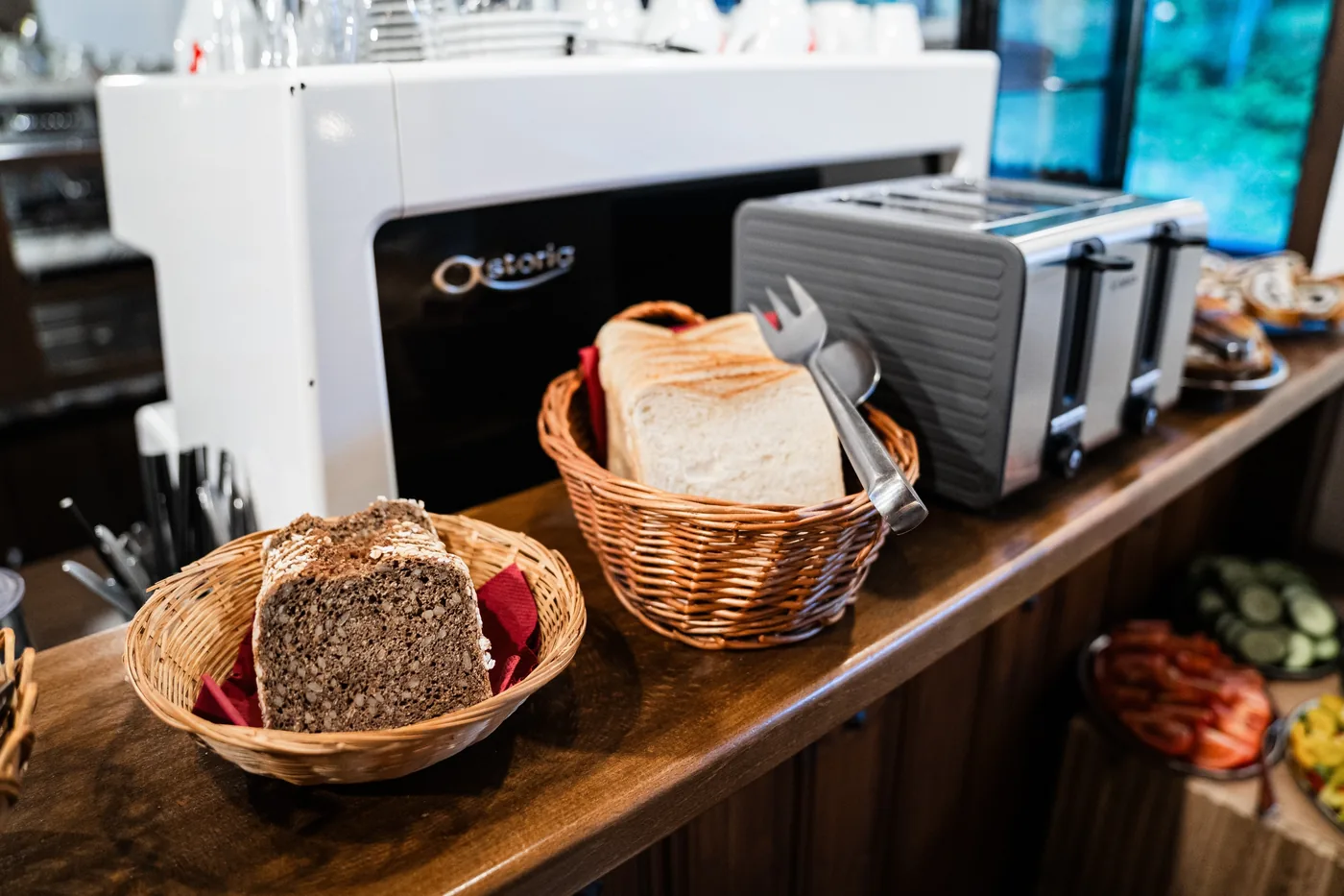 Bohatý snídaňový bufet ve Stubnerhofu s ovocem, pečivem a regionálními produkty.
