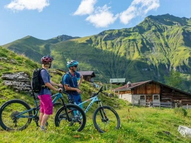 Biker na vysokohorském trailu nad gasteinským údolím v létě.