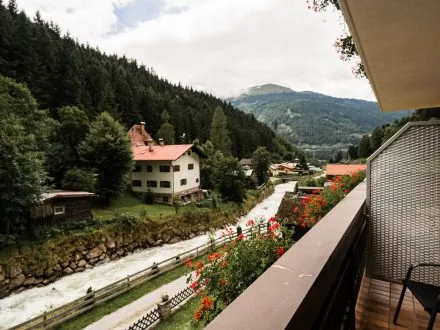 Výhled z balkonu na potok a zelené údolí Kötschachtal.