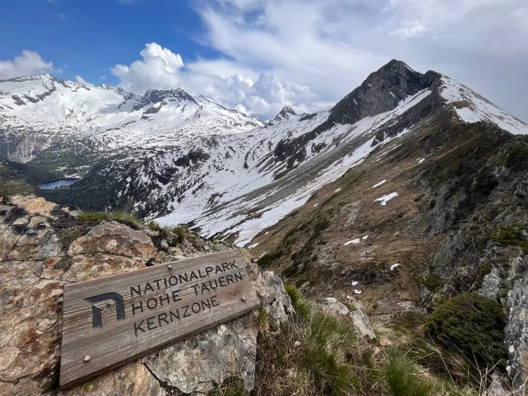 Dřevěná cedule Nationalpark Hohe Tauern Kernzone na hranici jádrové zóny národního parku.