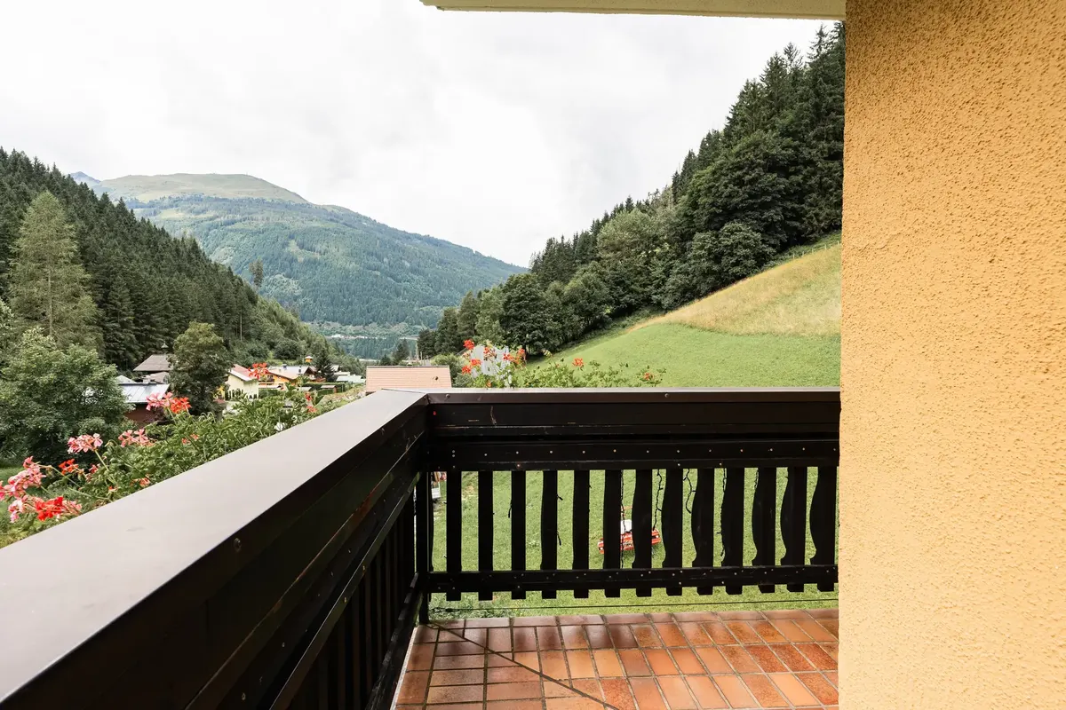 Pohled z balkonu Stubnerhofu na zelené údolí Kötschachtal a vesnici pod ním.